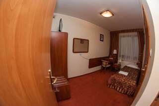 Отель Hotel Rypsówka Новы-Сонч Стандартный двухместный номер с 2 отдельными кроватями-2